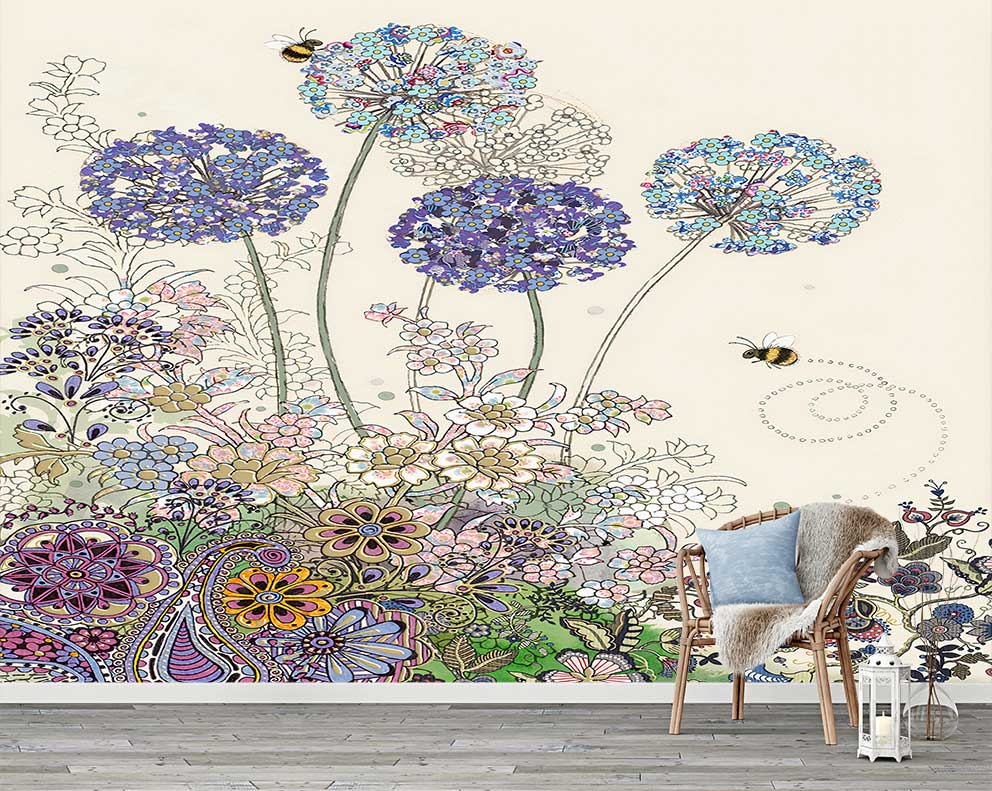 Renkli Çiçek Desenleri ve Arı Motifli Dekoratif Duvar Kağıdı